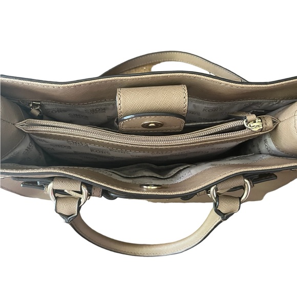 Authentic Michael Kors Leather Handbag in Tan- Size Medium - Picture 7 of 16